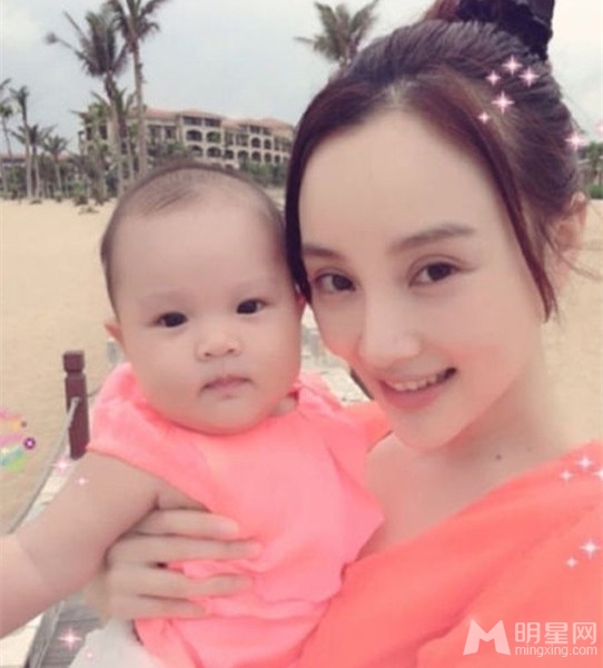 辣妈萌宝亲子装欢乐来袭 李小璐嘟嘴亲女儿