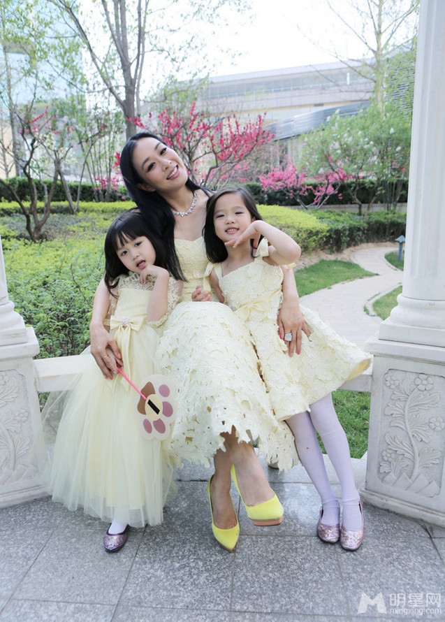 辣妈萌宝亲子装欢乐来袭 李小璐嘟嘴亲女儿