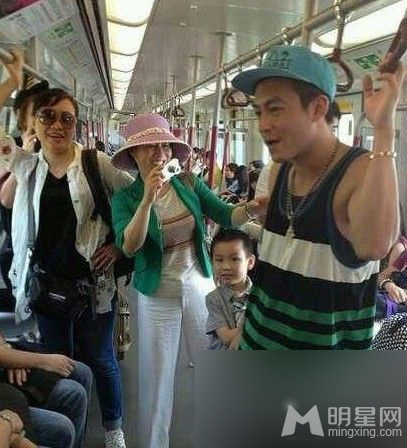 王菲张柏芝 明星挤地铁照爆红网络