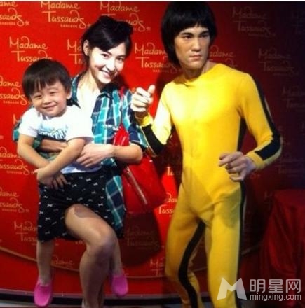 张柏芝母子快乐度假 Lucas被金发洋妞搭讪