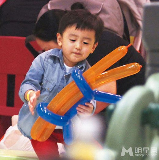 张柏芝母子快乐度假 Lucas被金发洋妞搭讪