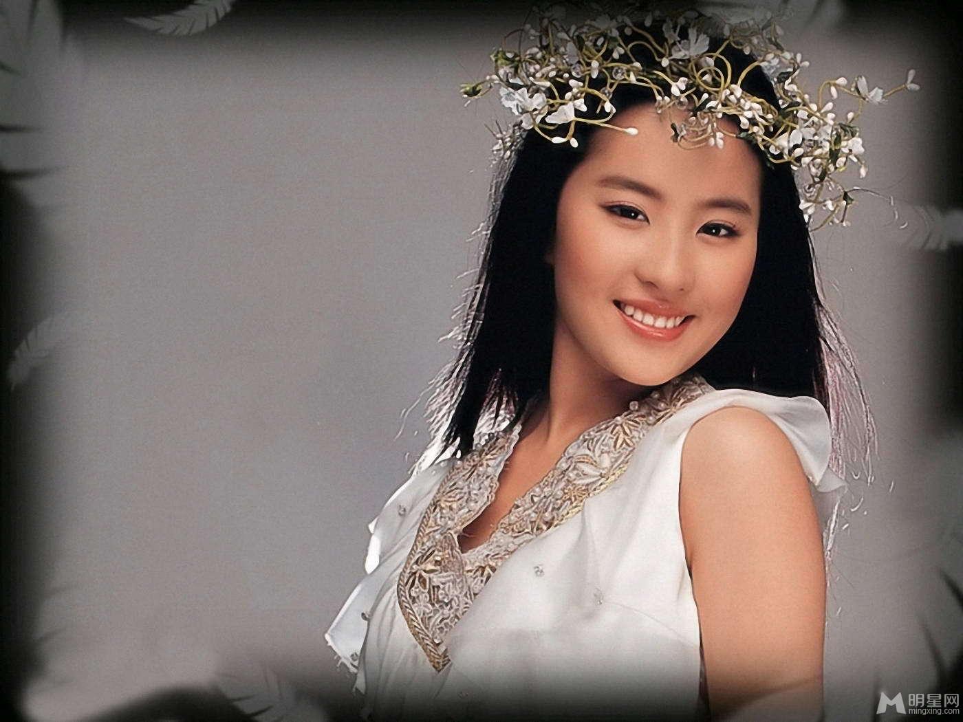 刘亦菲变身武侠少女 魅力性感古装写真