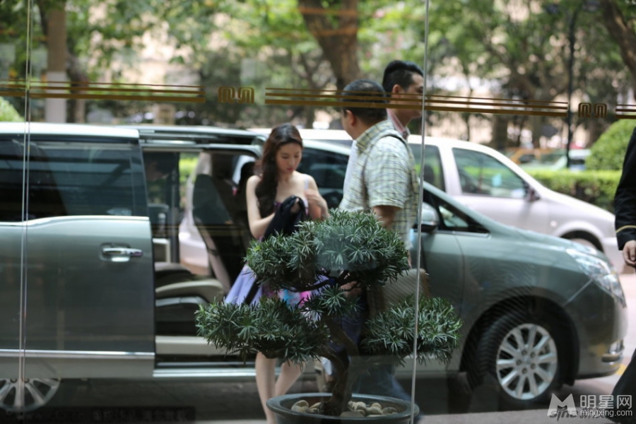 刘亦菲着性感吊带露酥胸 遭粉丝围堵狂拍