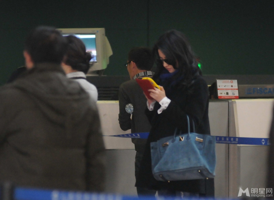 刘亦菲现身机场母亲跟随 机不离手星味十足