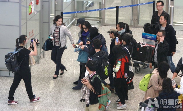 刘亦菲休闲装现身上海机场 遭粉丝热情接机