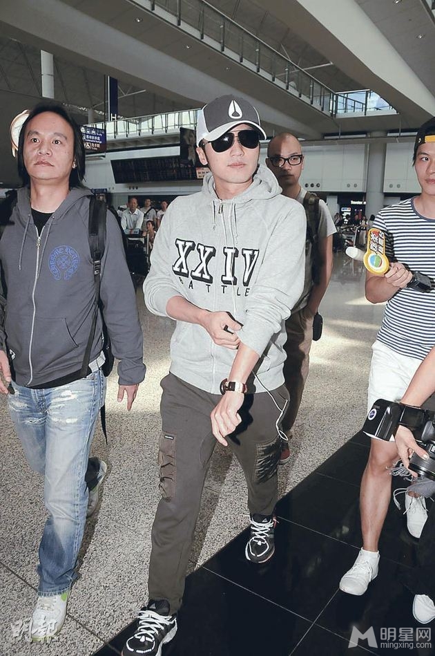 谢霆锋现身香港机场 穿拖鞋显邋遢