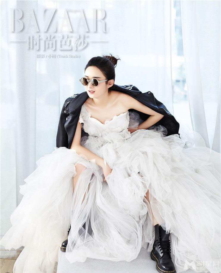 赵丽颖时尚靓丽写真 低胸礼服展白皙肌肤