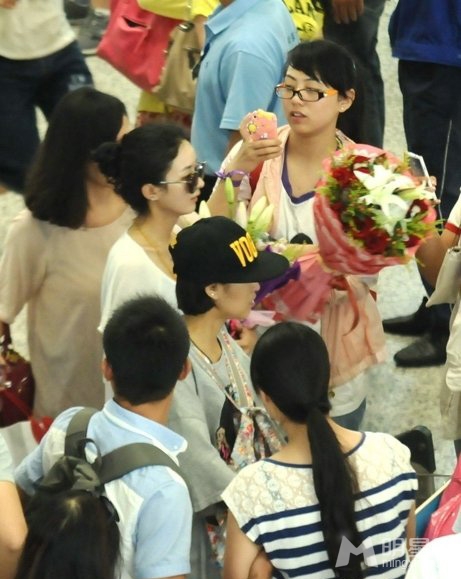 赵丽颖现身机场粉丝追 周冬雨无人问津