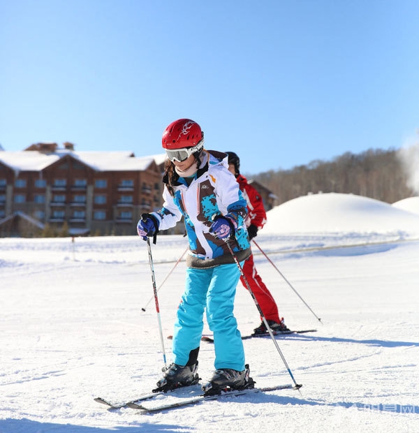 赵薇晒长白山旅行照 与女儿小四月欢乐滑雪