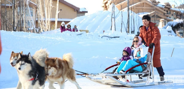 赵薇晒长白山旅行照 与女儿小四月欢乐滑雪