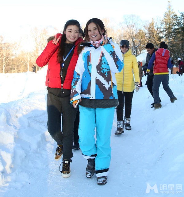 赵薇晒长白山旅行照 与女儿小四月欢乐滑雪