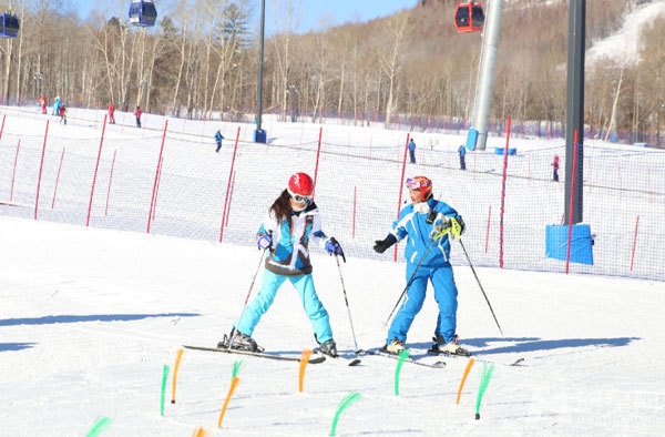 赵薇晒长白山旅行照 与女儿小四月欢乐滑雪