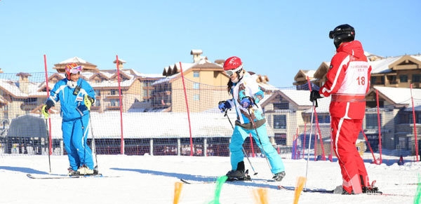 赵薇晒长白山旅行照 与女儿小四月欢乐滑雪
