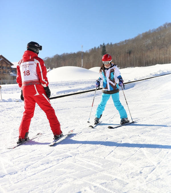 赵薇晒长白山旅行照 与女儿小四月欢乐滑雪