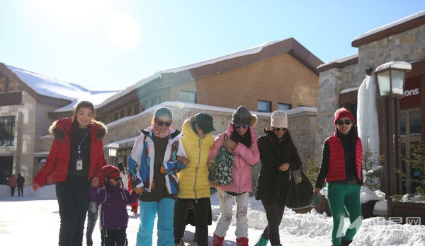赵薇晒长白山旅行照 与女儿小四月欢乐滑雪