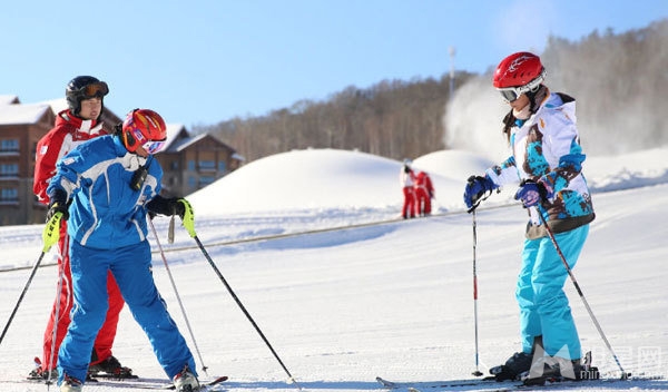赵薇晒长白山旅行照 与女儿小四月欢乐滑雪