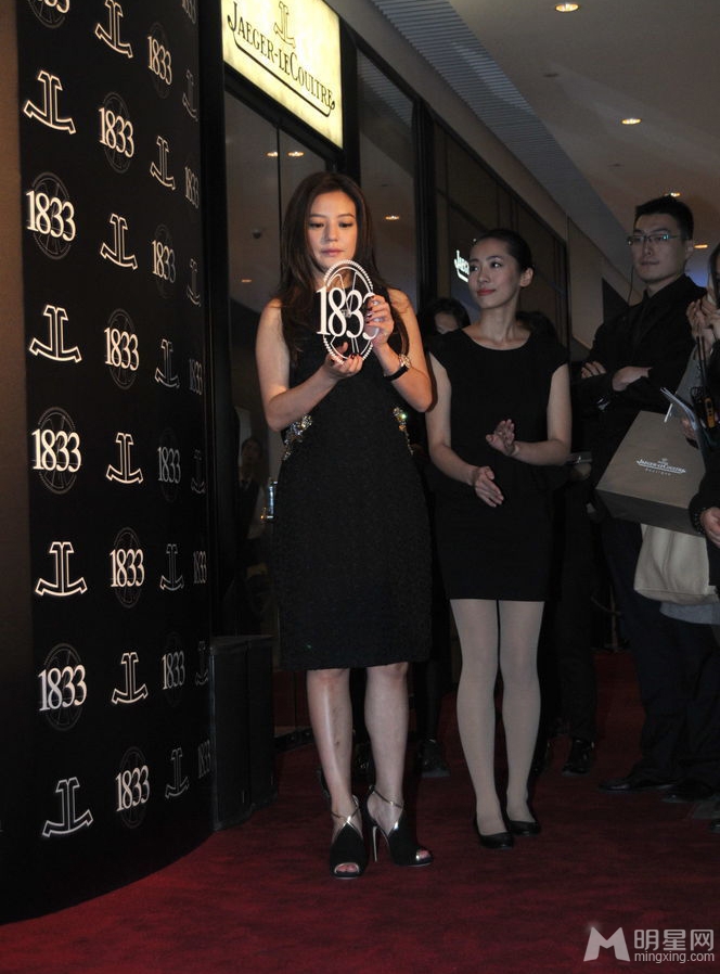 赵薇黑色连衣裙亮相上海活动 脸色憔悴显疲惫