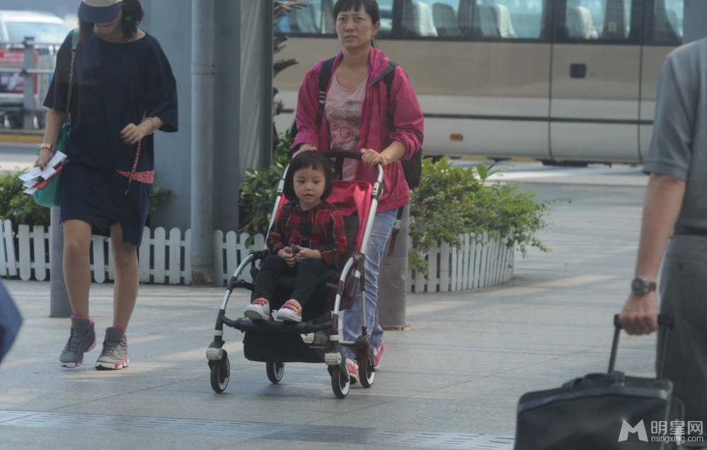 赵薇携女低调现身机场 为防狗仔分开走