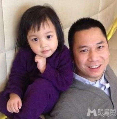 赵薇爱女近照曝光 小四月头戴皇冠变可爱公主