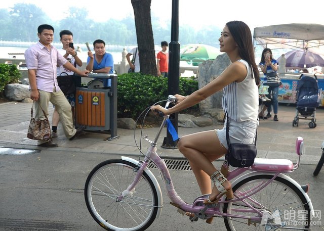 高圆圆骑自行车游北京胡同 12年后忆青春