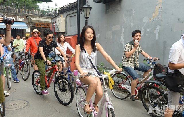 高圆圆骑自行车游北京胡同 12年后忆青春