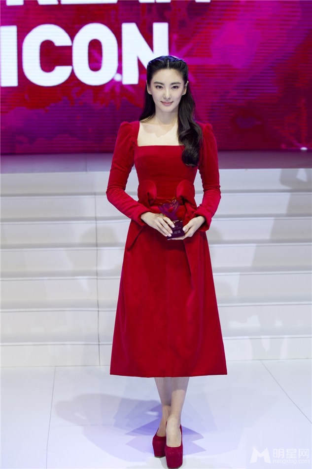 张雨绮优雅时尚助阵美丽盛典 红色礼服妩媚动人