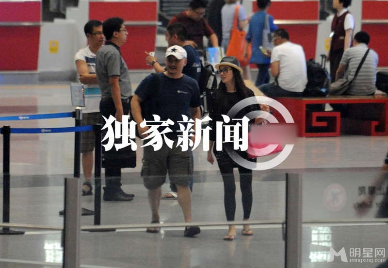 张雨绮不着急怀孕 与老公现身机场狂撒娇