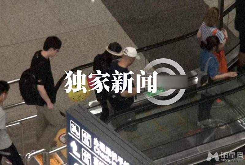 张雨绮不着急怀孕 与老公现身机场狂撒娇