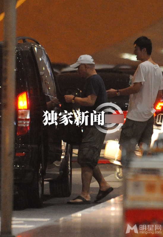 张雨绮不着急怀孕 与老公现身机场狂撒娇