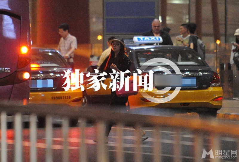 张雨绮不着急怀孕 与老公现身机场狂撒娇