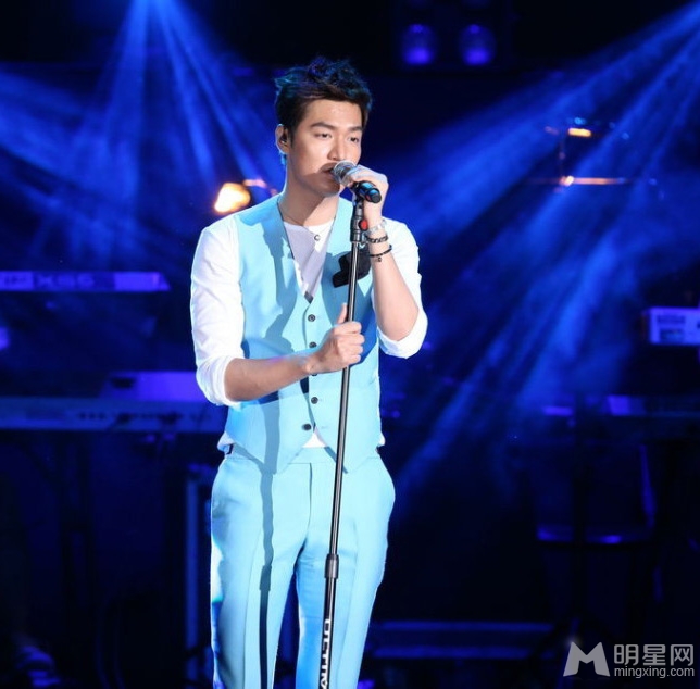 李敏镐帅气亮相粉丝见面会 现场深情演绎歌曲