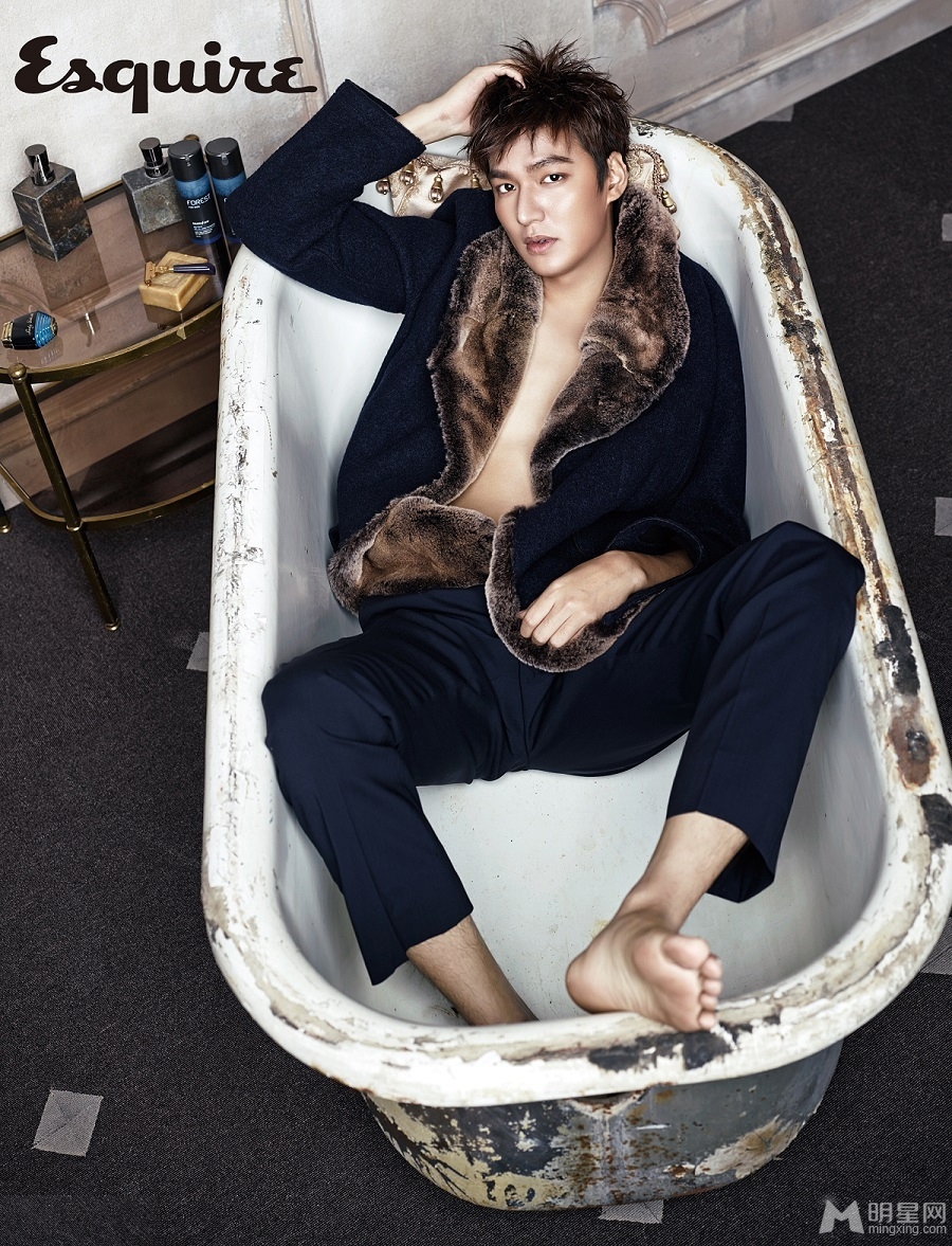 李敏镐性感登杂志封面 侧卧浴缸尽显熟男魅惑