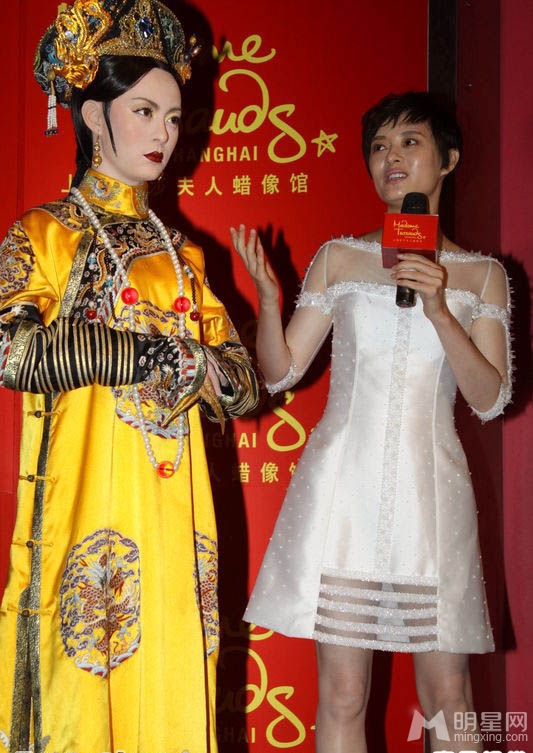 甄嬛进驻杜莎夫人蜡像馆 获孙俪亲吻拥抱