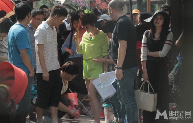 孙俪豪放与张译搭肩 辣妈嚼口香糖潮范十足