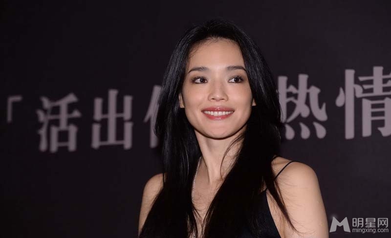 舒淇胸门大开秀酥胸 性感裸背惊现疤痕