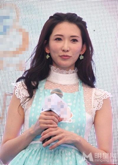 林志玲白裙现身癌症防治活动 举手投足甜美小女人