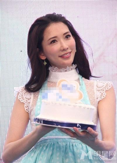 林志玲白裙现身癌症防治活动 举手投足甜美小女人