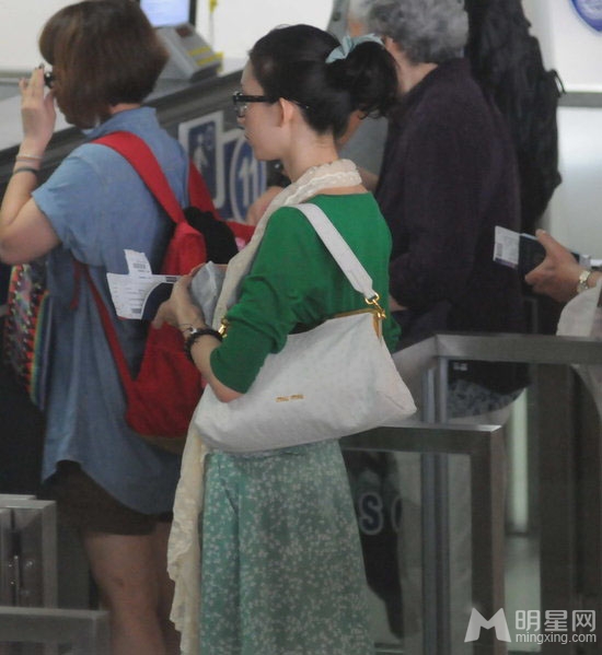 林志玲素颜现身似大妈 戴黑框镜发卡猛装嫩