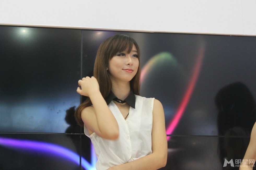 CJ美眉 展台惊现大眼美女酷似林志玲