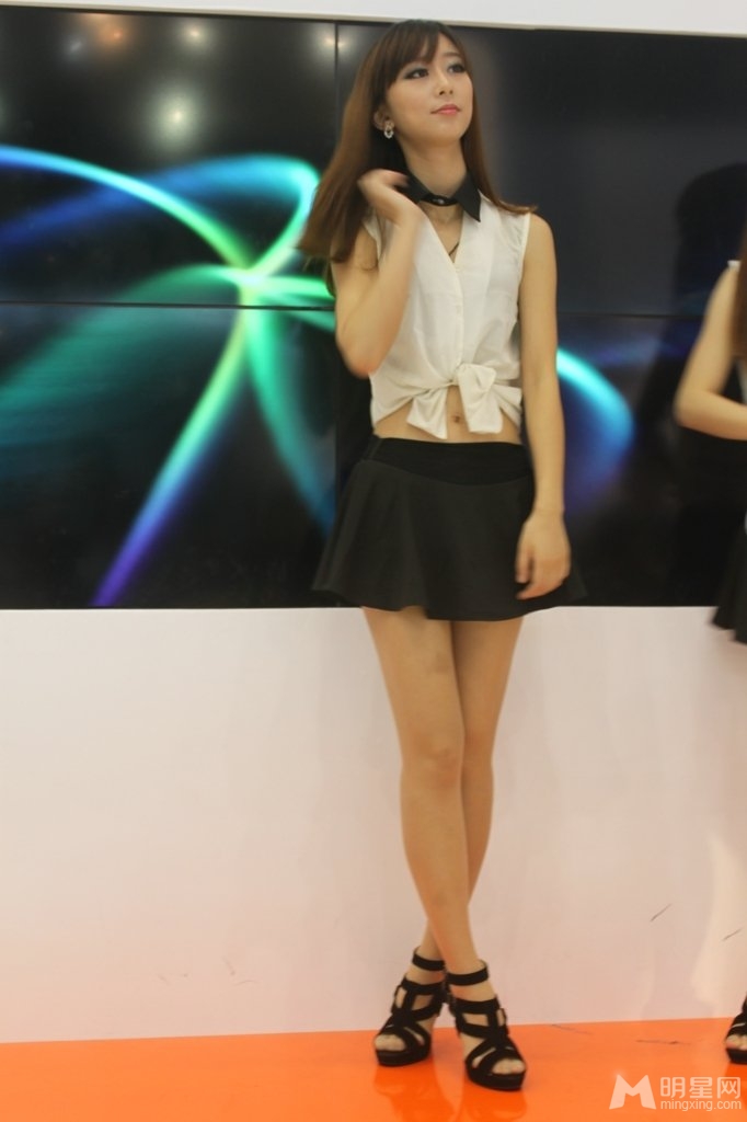 CJ美眉 展台惊现大眼美女酷似林志玲