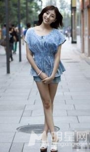 体操冠军邹凯女友周捷闺房照 美艳胜林志玲