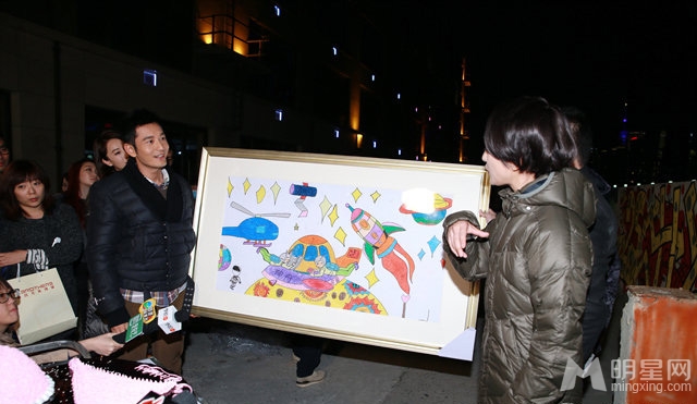 黄晓明生获赠比基尼蛋糕 片场调侃周迅胸大