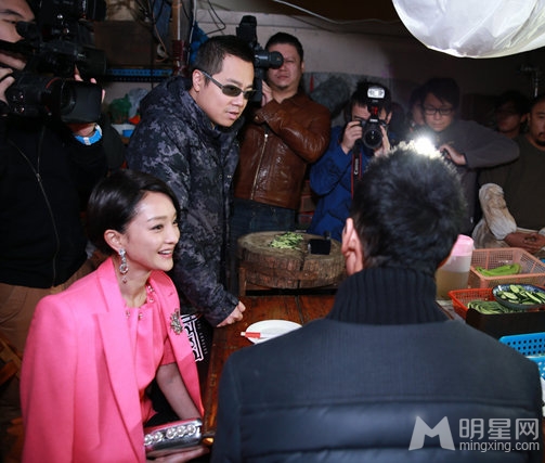 黄晓明生获赠比基尼蛋糕 片场调侃周迅胸大