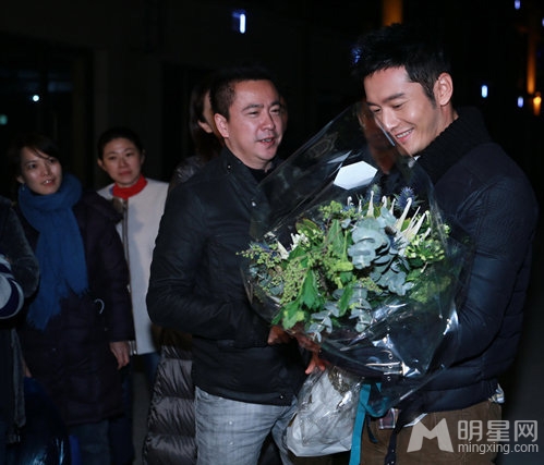 黄晓明生获赠比基尼蛋糕 片场调侃周迅胸大