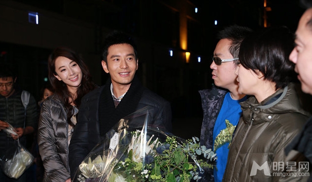 黄晓明生获赠比基尼蛋糕 片场调侃周迅胸大