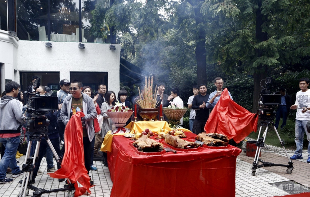 周迅黄晓明现身开机仪式 牵手撒娇女人最好命