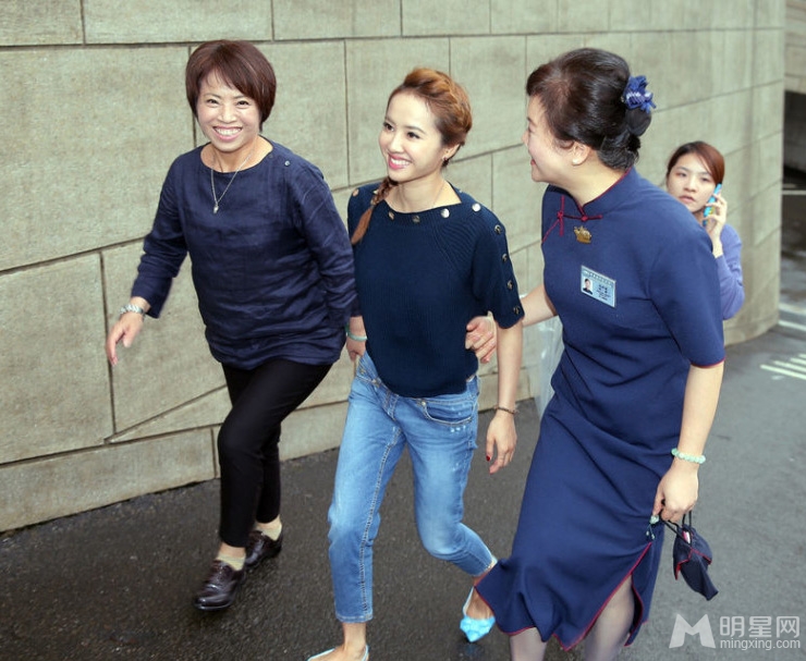 蔡依林携母亲出席活动 拒谈与锦荣同居绯闻