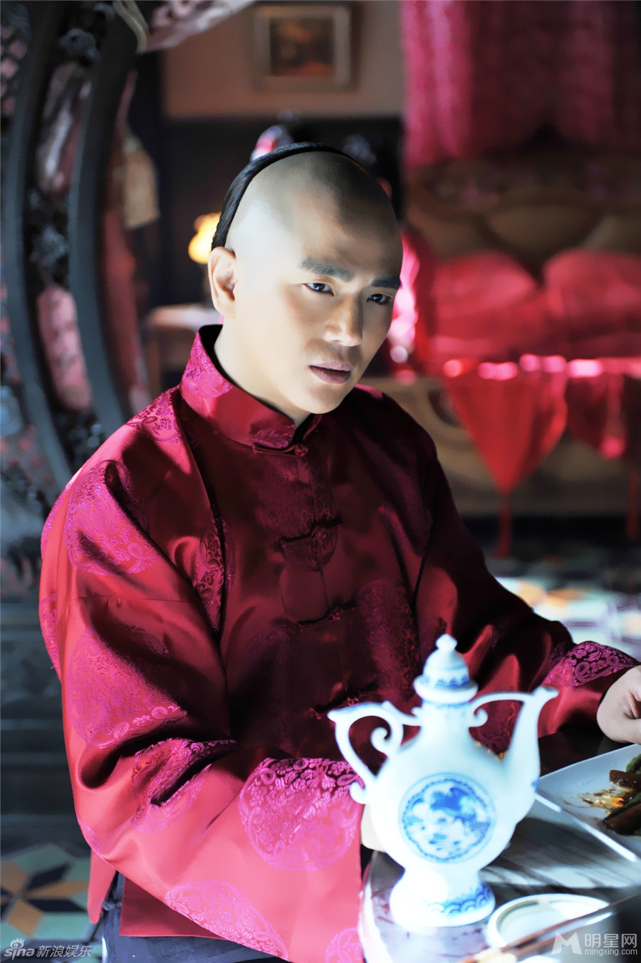 十月围城成亲剧照 张晓龙痛哭抱娇妻