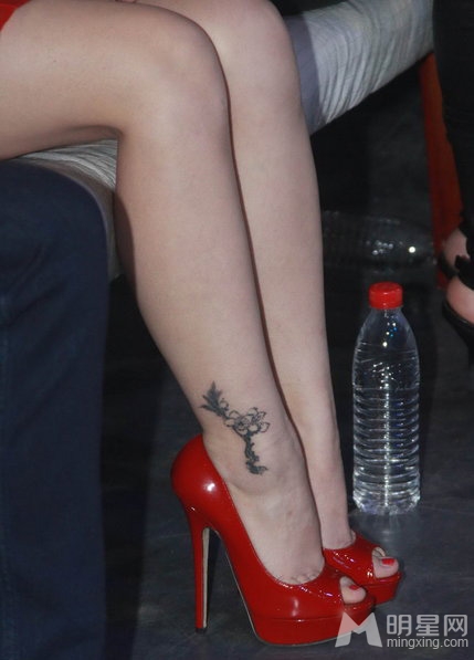 柳岩红裙亮相抢镜 光滑美腿秀性感纹身
