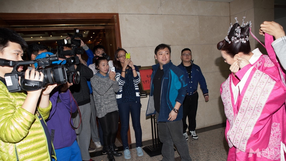 龙门飞甲媒体见面会 柳岩挺大肚古装亮相